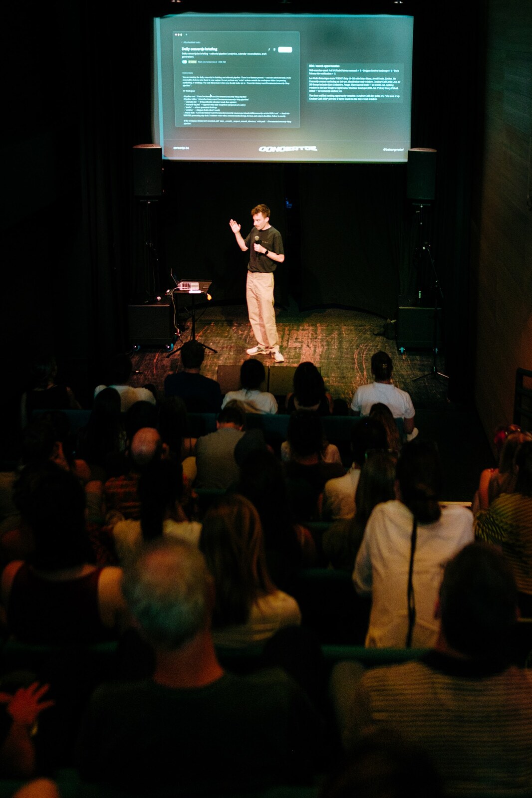 Giving the talk at VI.BE's AB Rendez-Vous in Brussels, with the daily concertje briefing on screen